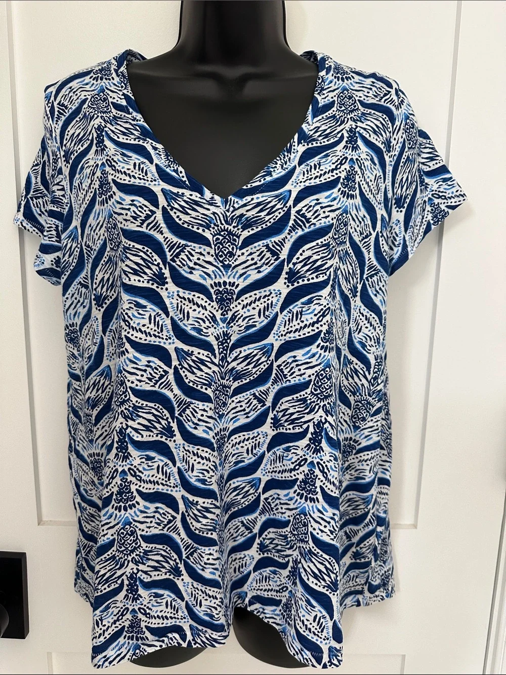Lilly Pulitzer Etta Mermaid’s Tail Blue and White V-Neck Short Sleeve Tee - Picture 1 of 7